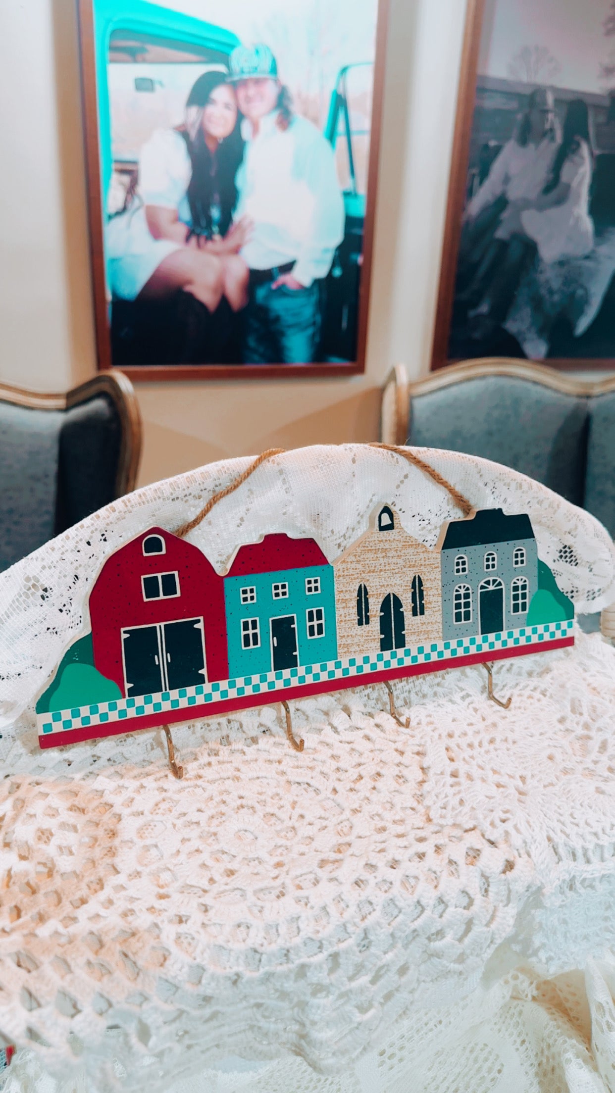Vintage Avon Wall Hook Rack – Cottage House Design (4 Hooks)